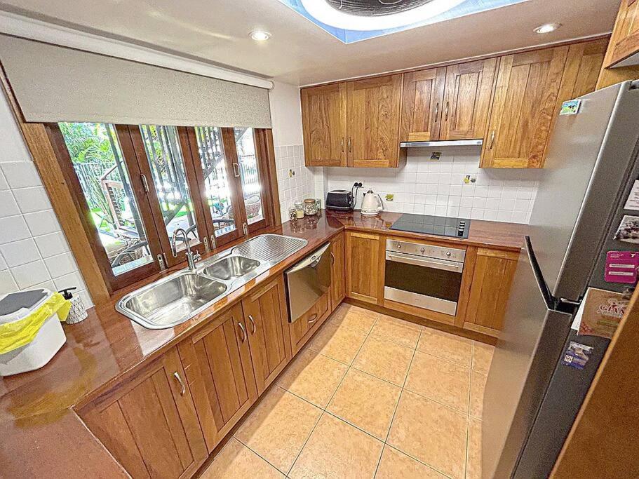 Vila Oasis, In Leafy Whitfield. Edge Hill Exteriér fotografie